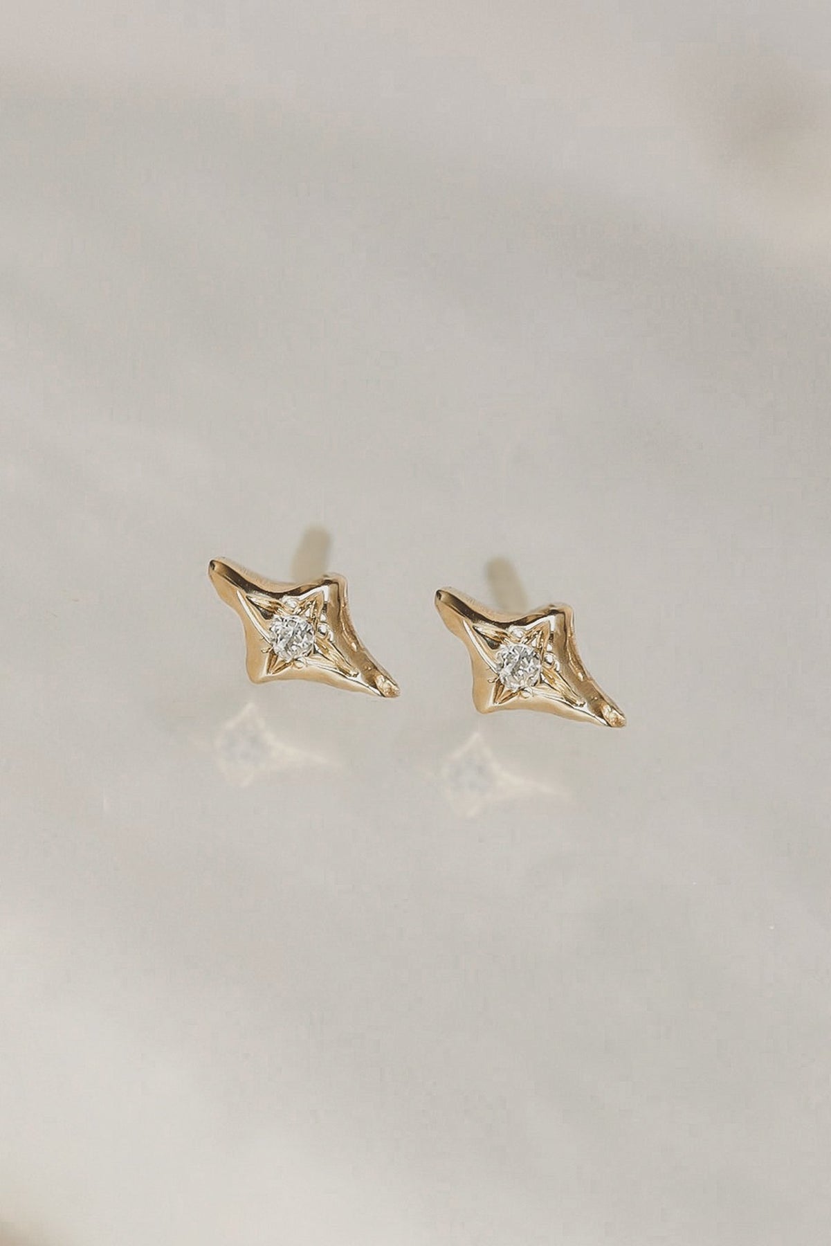 P.C. Chandra Jewellers 18k (750) Yellow Gold and Diamond Stud Earrings for  Women : Amazon.in: Fashion